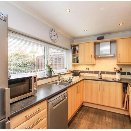 Twin Room In Crawley,Gatwick,West Sussex Ifield Zewnętrze zdjęcie
