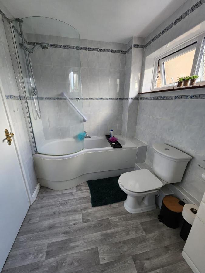Twin Room In Crawley,Gatwick,West Sussex Ifield Zewnętrze zdjęcie