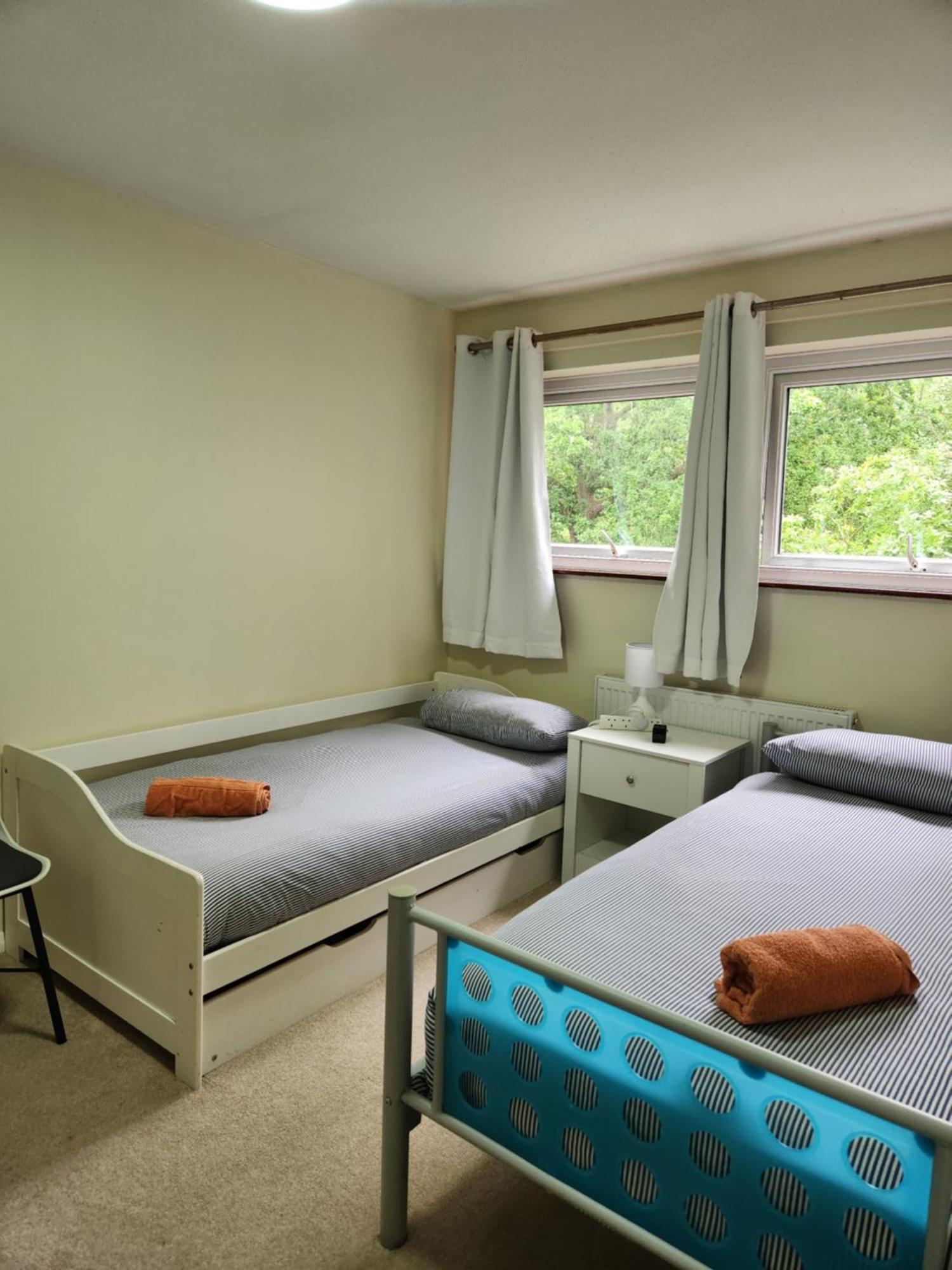 Twin Room In Crawley,Gatwick,West Sussex Ifield Zewnętrze zdjęcie